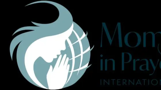 Logo von Moms in Prayer International mit der grafischen Darstellung einer betenden Frau vor einem stilisierten Globus.