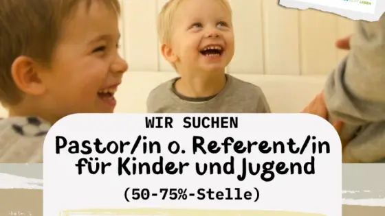 Stellenanzeige der Baptisten Göttingen für eine Pastorin oder einen Pastor beziehungsweise Referentin oder Referenten für Kinder- und Jugendarbeit, illustriert durch ein Foto lachender Kinder.